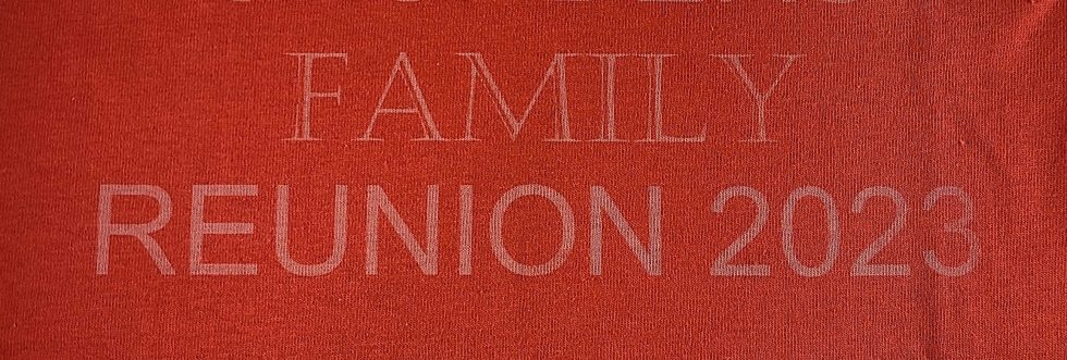 Red t-shirt engraved with "Family Reunion 2023" 